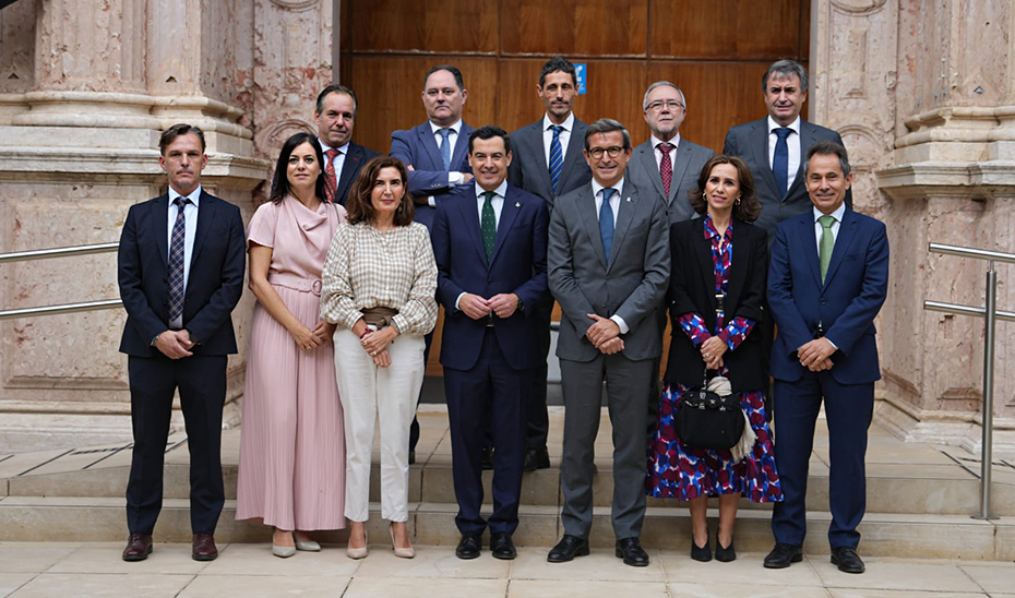 Rocío Blanco, junto al presidente de la Junta, Juanma Moreno, el consejero de Industria, Jorge Paradela, y el resto de autoridades, en el Parlamento, este miércoles.